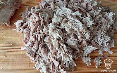 Режем вареное мясо на мелкие кусочки.