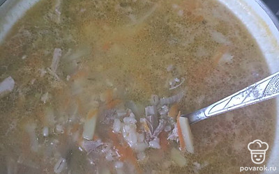 Поочерёдно добавляем с интервалом в 5 минут: мясо, картошку, лук и морковь, огурцы, лавровый лист и подсолнечное масло. Накрываем крышкой, на медленном огне варим ещё 10 минут. 