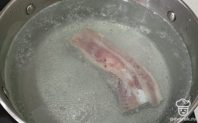 В подсоленную воду кладем свинину на косточке. Ставим на огонь.