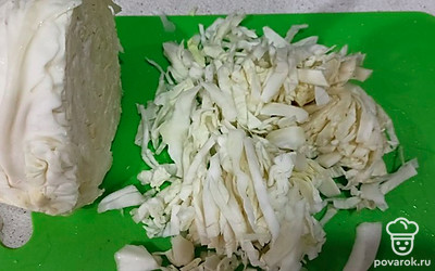 Шинкуем капусту и добавляем в кастрюлю. 