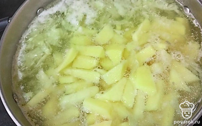 Картошку нарезаем и добавляем к бульону. 