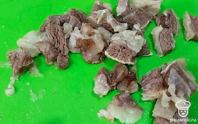 Как мясо станет мягким, достаем и нарезаем кубиками, далее кладем обратно в кастрюлю.
