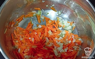 Натертую морковь и нарезанный лук обжариваем на небольшом количестве масла. После этого добавляем к супу. 
