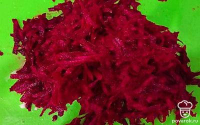 Свеклу натираем. 