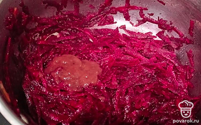 Добавляем томатную пасту и уксус, перемешиваем. 