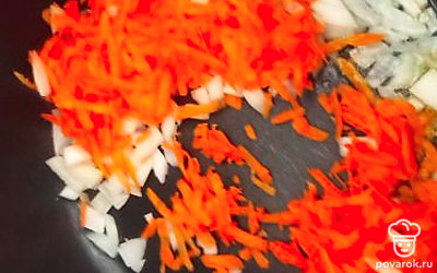 Морковь и лук нарежьте мелко и обжарьте на масле.