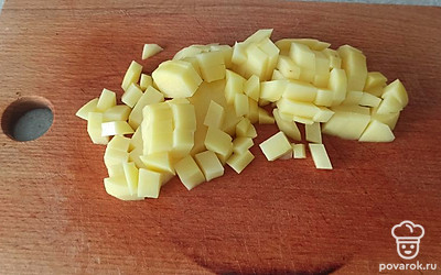 Картофель порежьте кубиками.