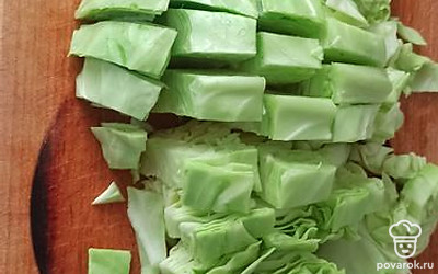 Капусту порежьте кусочками.
