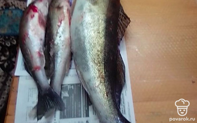 Почистить и выпотрошить рыбу.