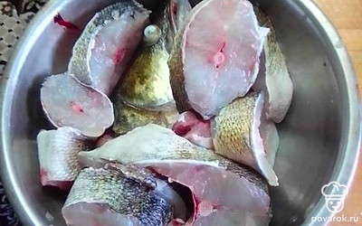 Рыбу нарезать. 