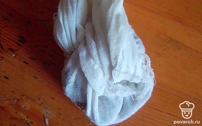 Положить чешую и плавники в марлю, завязать узелком. Налить воду, поставить на огонь и после закипания положить узелок в воду и варить 30 минут. Потом вытащить и выкинуть.