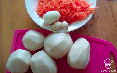 Почистите овощи. Морковь натрите на крупной тёрке. Остальные овощи на четвертинки