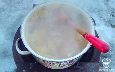 В полученный бульон положить картофель, морковь, лук, чеснок, соль, перец и лавровый лист. Варить до готовности овощей. Овощи размять толкушкой прямо в кастрюле, заложить кусочки рыбы и варить 15 минут после закипания.