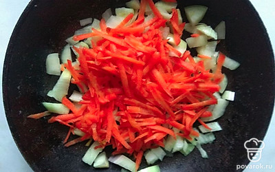 Сварите яйцо вкрутую, затем почистите и крупно нарубите. Лук нарежьте кубиками, морковь натрите на средней терке. В сковороде на разогретом подсолнечном масле обжарьте пару минут лук, добавьте к нему морковь, грибы и жарьте 15 – 20 минут до испарения жидкости и золотистого цвета ингредиентов.