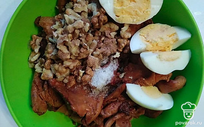 Переложите обжаренные лисички с овощами в чашу блендера, добавьте яйцо, орехи, соль, мускатный орех и измельчите до однородной консистенции.