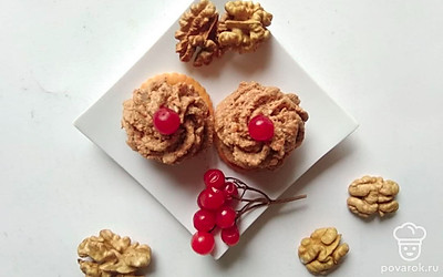 Готовый паштет переложите в кондитерский мешок и выдавите на печенье фигурной шапочкой. Сверху украсьте ягодой. Подайте на тарелке с веточкой рябины и грецкими орехами.