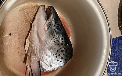 Берём голову лосося,удаляем жабры и глаза.