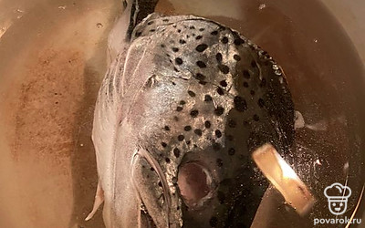 Заливаем холодной водой и ставим на огонь. Доводим до кипения, убавляем огонь до минимума.