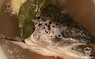 Добавляем в кастрюлю целую головку лука и целую морковь. Добавляем лавровый лист, перец горошком. Солим по вкусу и варим 20 минут.