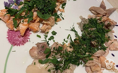 Вынимаем рыбу, разделываем голову на мясо.