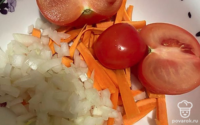 Нарезаем лук, помидор и морковь.