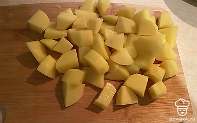 Нарезаем картошку. 