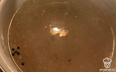 Добавляем овощи в бульон. Варим до готовности овощей.