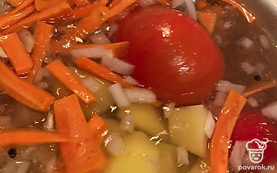 Добавляем разделанную рыбу. Варим 2 минуты, выключаем.