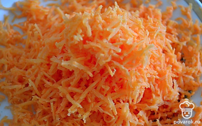 Морковь натираем на мелкой терке, лук мелко нарезаем.