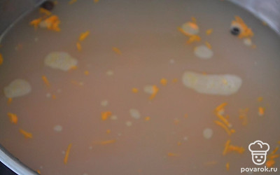 Через 2 часа после начала готовки рыбу достаем из кастрюли, бульон процеживаем через сито. После чего добавляем лук и морковь. 