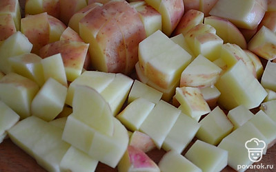 Картофель нарезаем кубиком.