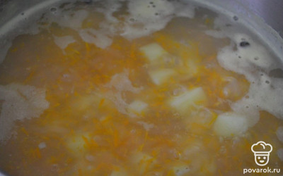 Картофель добавляем в кастрюлю через 10-15 минут после того, как мы добавили морковь и лук. Как только картофель готов, огонь отключаем и оставляем уху на плите на 15-20 минут.