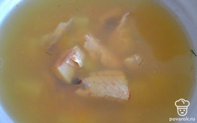 Разливаем уху по тарелкам. Рыбу чистим, добавляем кусочки рыбы в каждую тарелку. Солим по вкусу.