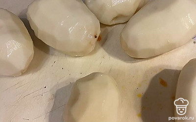 Поставить вариться бульон из головы и хвоста лосося. Почистить и порезать картошку и морковь.