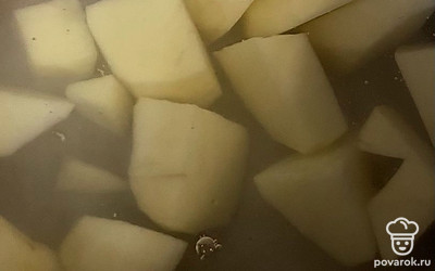 Положить мелко нарезанную картошку и морковь в бульон, достать голову и хвост, отделить остатки мяса и вернуть обратно в суп.