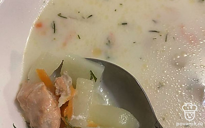 Когда картошка станет мягкой, добавить сливки, довести до кипения и выключить суп. Главное, не переварить суп, чтобы сливки не свернулись.