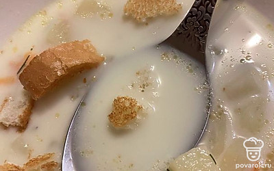 Добавить зелень и сухарики из белого хлеба.