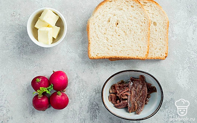 Сливочное масло заранее достаньте из холодильника, оно должно быть мягким. Редис вымойте, обсушите бумажными полотенцами.