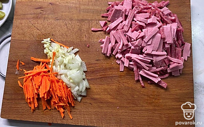 Нарезаем колбасу, лук и морковь.