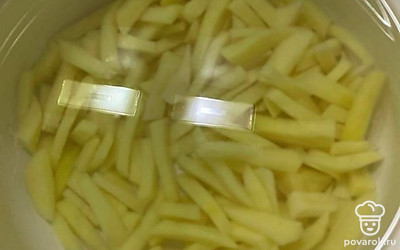 Нарезаем картошку и ставим варить.