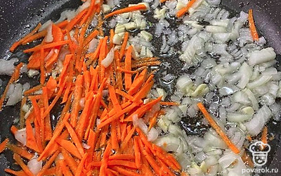 Ставим жарить лук, морковь и чеснок на медленный огонь.