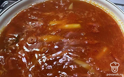 Затем все это перемещаем в кастрюлю и варим минут 5.