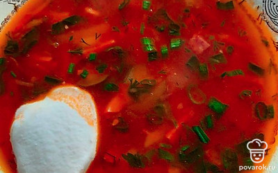 Перед подачей можно приправить сметаной и зеленым луком.