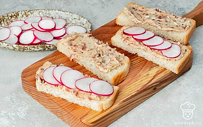 Приготовьте канапе. Сливочное масло смешайте с анчоусами. Нанесите смесь на кусочек хлеба, сверху выложите дольки редиса.