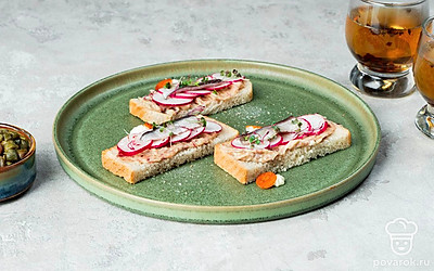 Канапе с редисом и анчоусами подайте с чашкой свежезаваренного чая, как в лучших британских традициях.