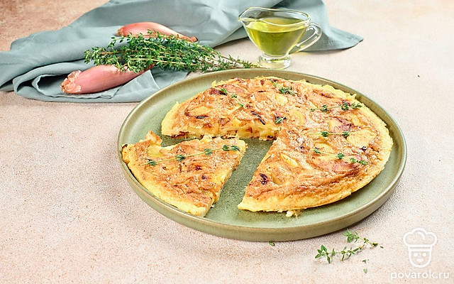 Классический вариант испанской тортильи из лука, яиц и картофеля — Рецепт с фото