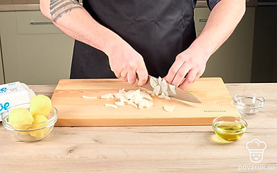 Нарежьте лук мелкой соломкой.