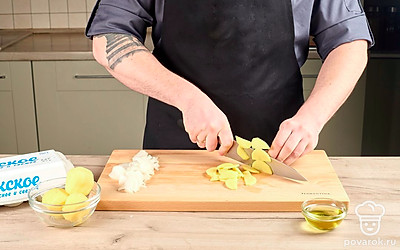 Очистите картофель, вымойте и высушите с помощью бумажного полотенца. Нарежьте на ломтики небольшого размера.