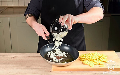 На горячей сковороде обжарьте лук на растительном масле около минуты. Огонь должен быть чуть выше среднего.