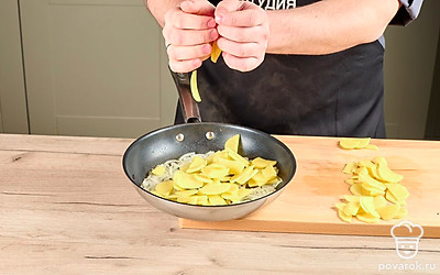 Добавьте в сковороду картофель и перемешайте. Жарьте картофель около 10-15 минут, периодически помешивая, на огне чуть выше среднего.